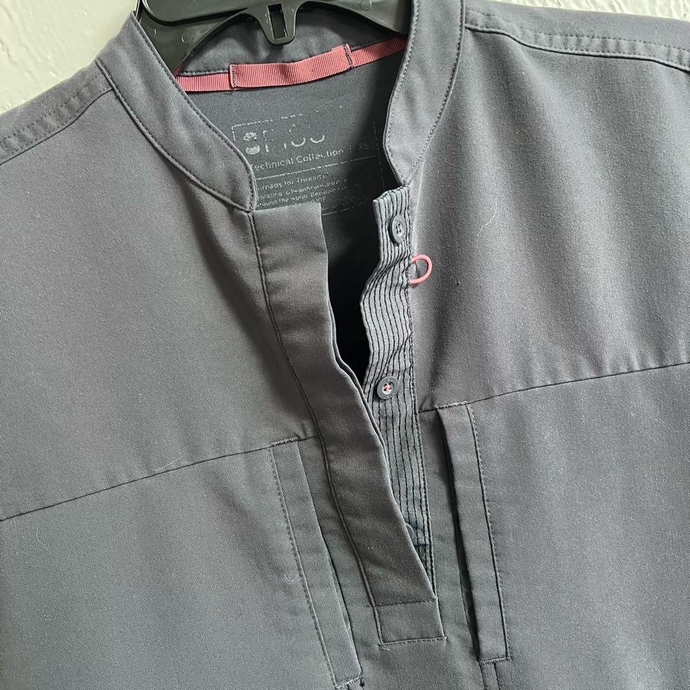Women's Blake FREEX™ Relaxed Scrub Top - Grey XS - Picture 3 of 7